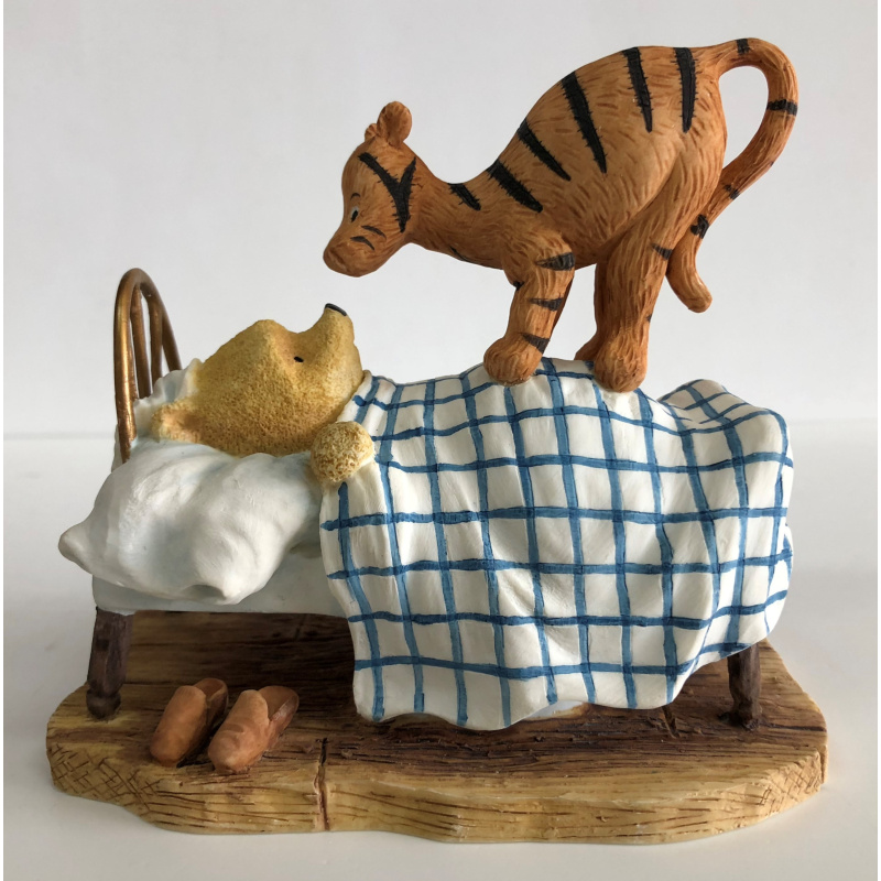 Border Fine Arts Figurine Winnie The Pooh Tigger Jumping on Pooh's Bed  Figurine Model A1350 with Box